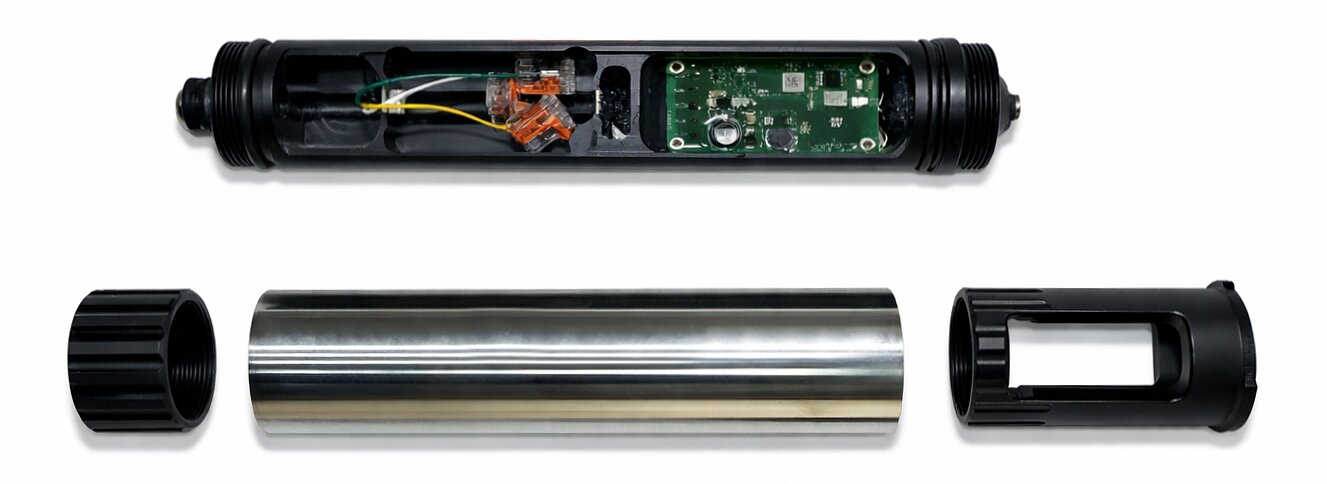 Opbouw: elektronica, verbindingen en de V4A-behuizing.