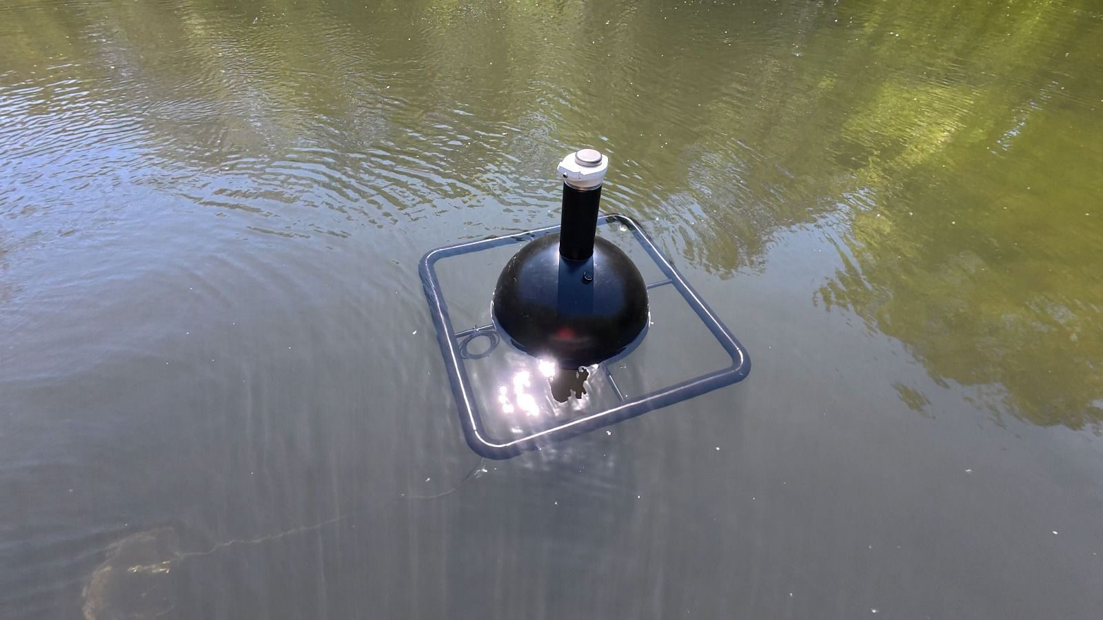 TerraTransfer Messboje im Einsatz: schwarze Schwimmplattform mit Edelstahl-Tragerahmen
