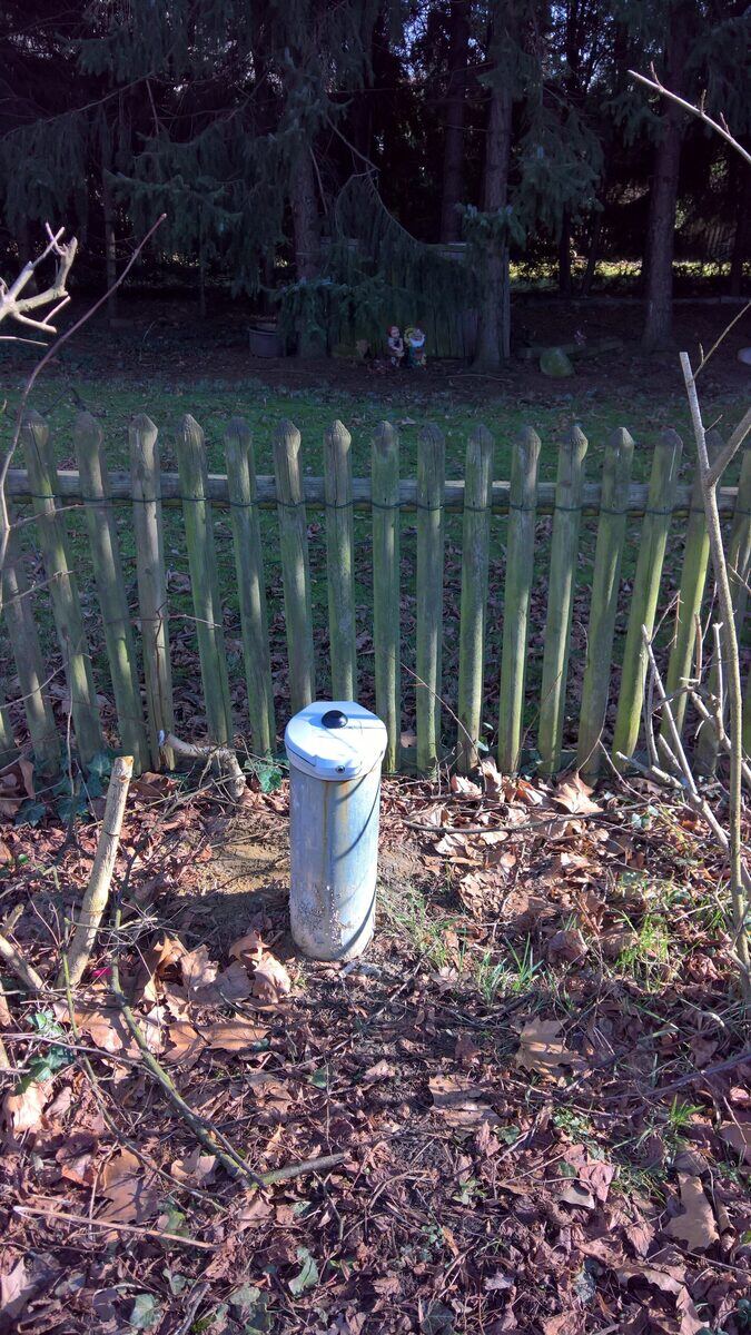 Oberflur-Brunnenkopf in einem Vorgarten, typischer Einbauort für den nano in einem 1- oder 2-Zoll-Pegelrohr.