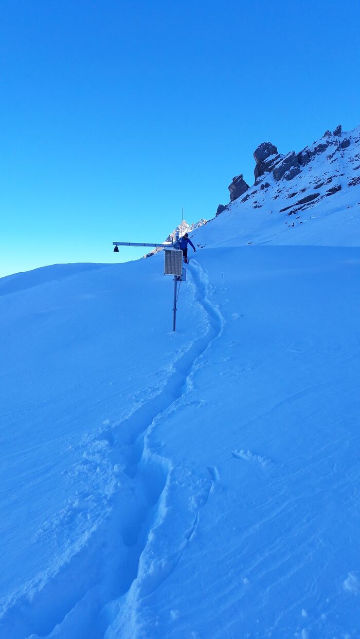 Service ascent through deep snow, track to the maintenance position of the climate station.