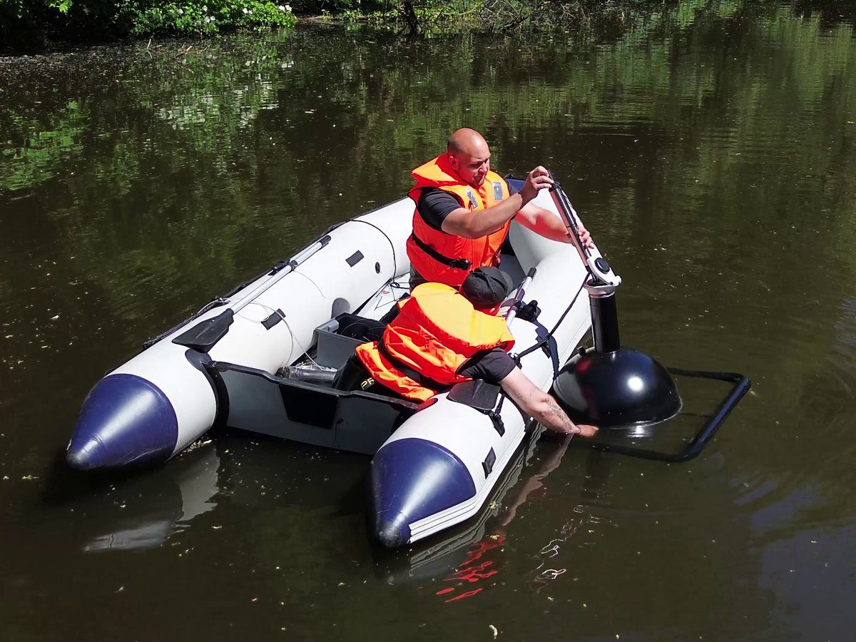 Twee TerraTransfer-monteurs in een rubberboot installeren een meetboei op een meer in Bochum