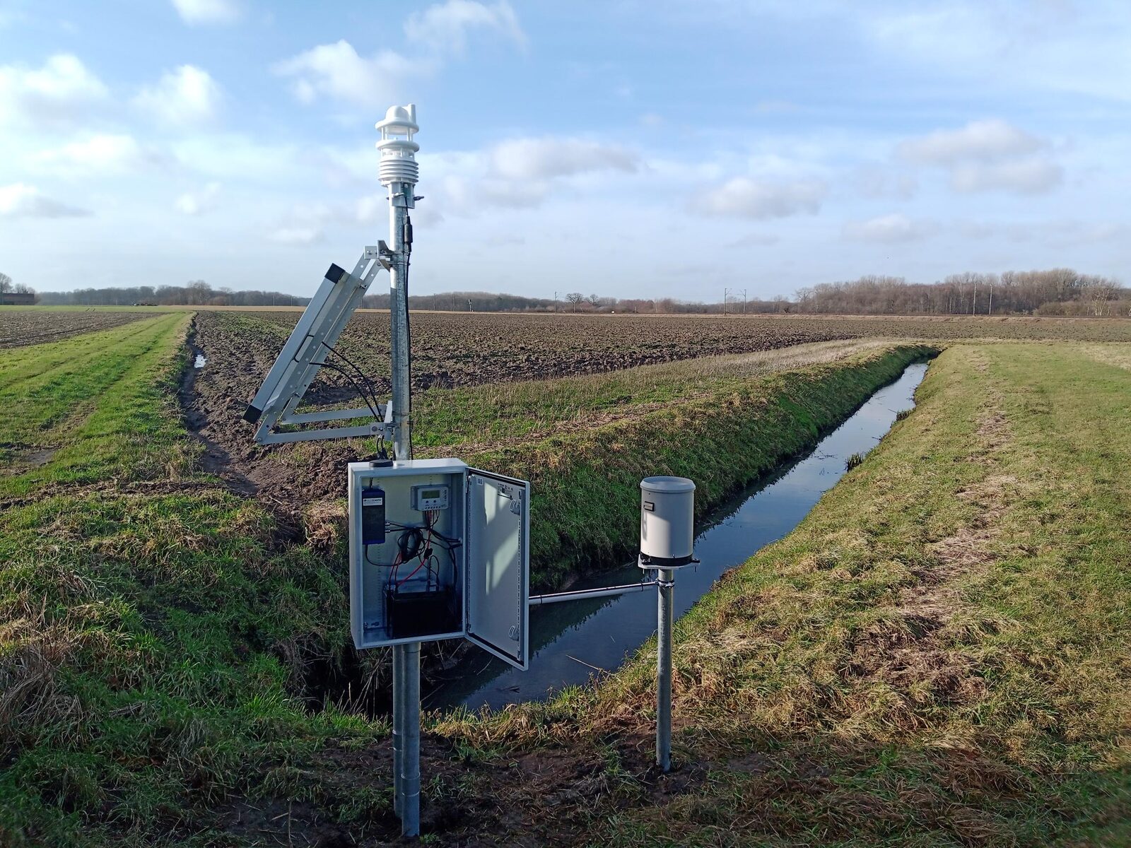 Klimastation am Ackerbach mit Solarmodul und Niederschlagssensor