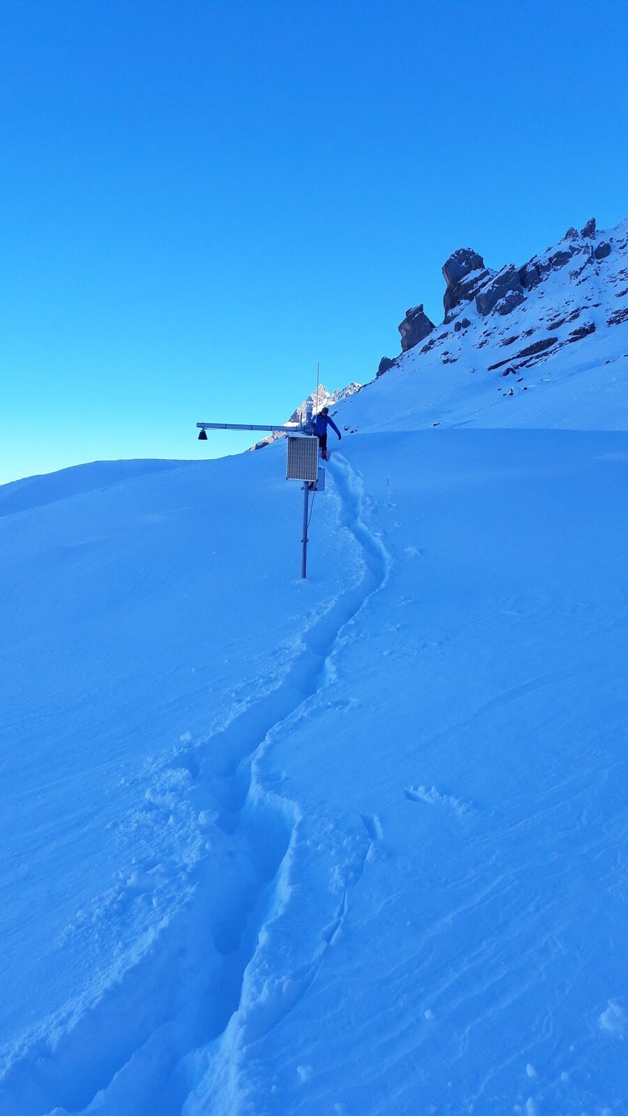 Klimastation in den Alpen, Solarmodul und Datenlogger im Schnee