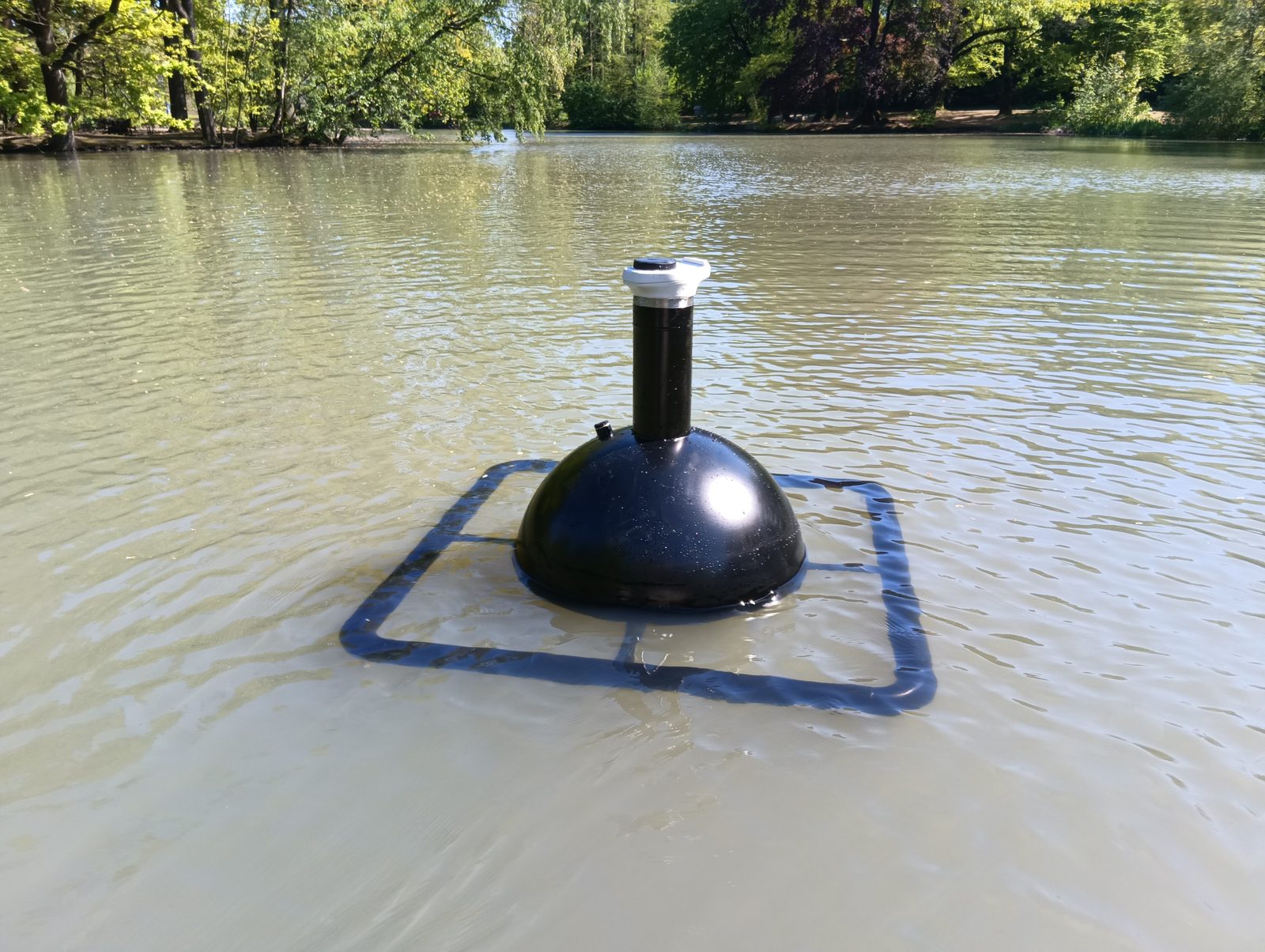Meetboei met aanvaringsbeveiliging op troebel stadsparkwater