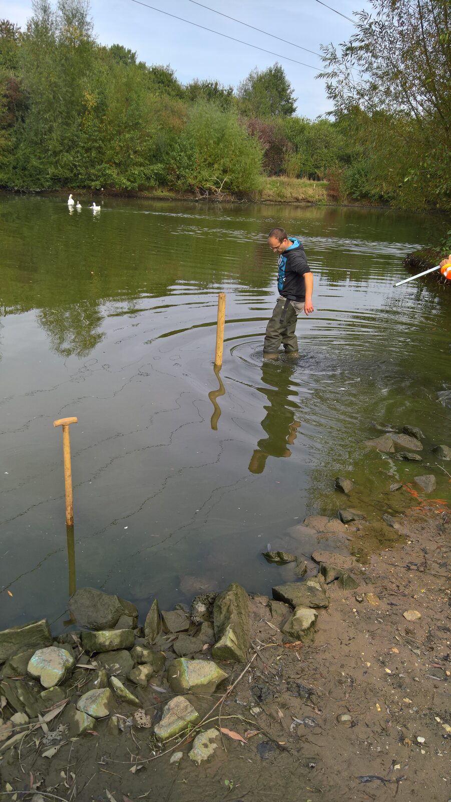 Techniker im Wasser bei der Pegel-Wartung Tetendonk