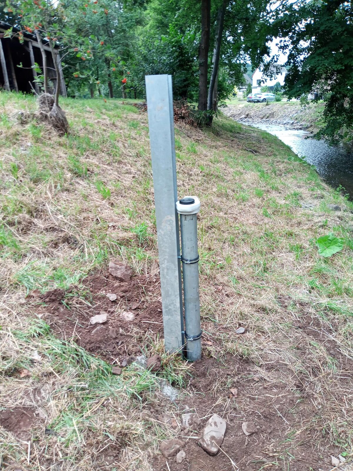 Frisch eingebaute Pegelmessstelle im Ahrtal