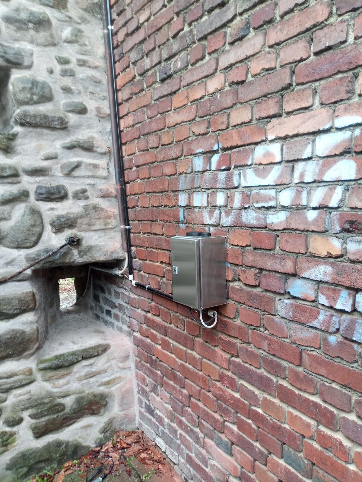 Radarpegel an historischer Bruchsteinmauer