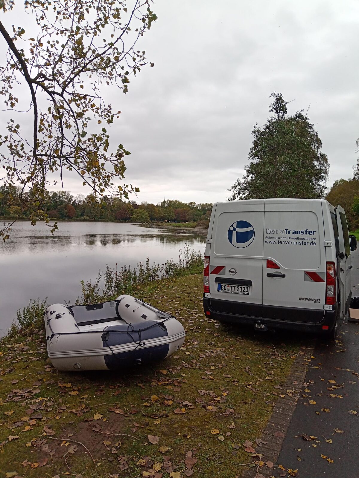 TerraTransfer-Servicewagen mit Schlauchboot beim Bojen-Einsatz